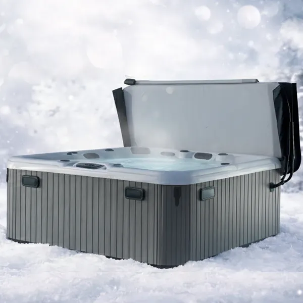 Spa avec couvert dans la neige