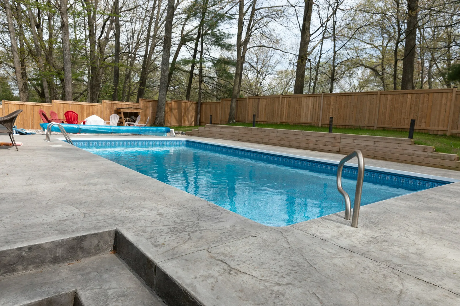 Piscine creusée résidentielle dans une cour clôturée en Outaouais